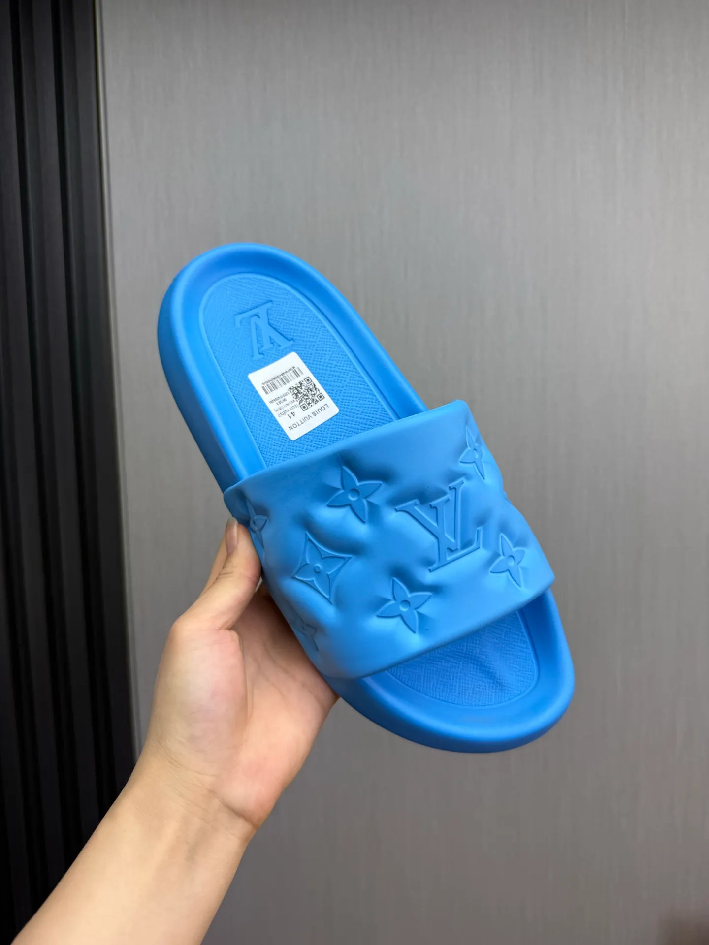 Men's shoes 💰260💰 ▪️LV's popular Little Red Book popular slippers hot sale: 1 shipment✅ Super textured and comfortable slippers, original TPU outsole. Authentic counter box drawer box packaging 🎁Size 38-45